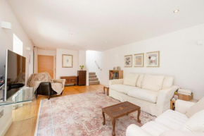Stylish 3-Bedroom 2-Storey House with Patio and Balcony near Princes Street